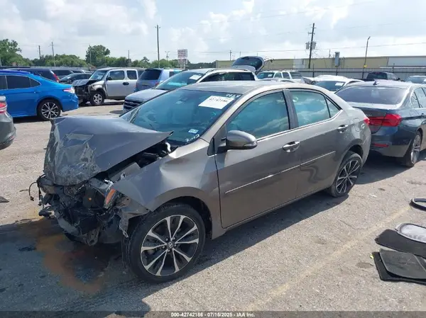 5YFBURHEXJP767928 2018 TOYOTA COROLLA - Image 2