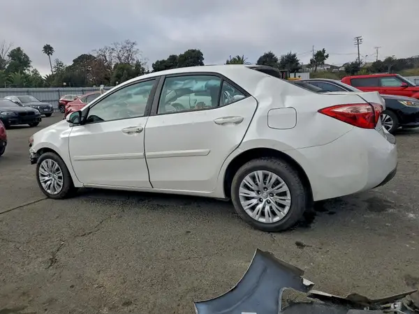 5YFBURHEXJP768108 2018 TOYOTA COROLLA - Image 2