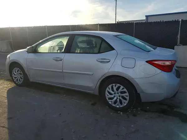 5YFBURHEXJP770991 2018 TOYOTA COROLLA - Image 2