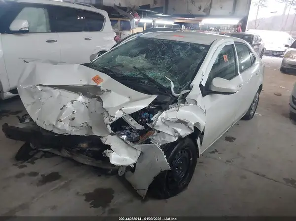 5YFBURHEXJP771140 2018 TOYOTA COROLLA - Image 2