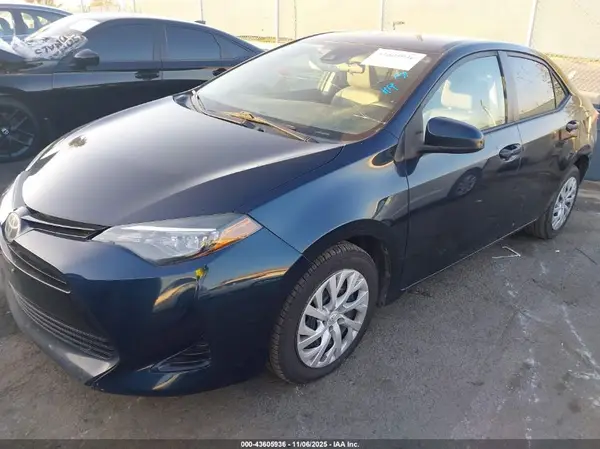 5YFBURHEXJP778430 2018 TOYOTA COROLLA - Image 2