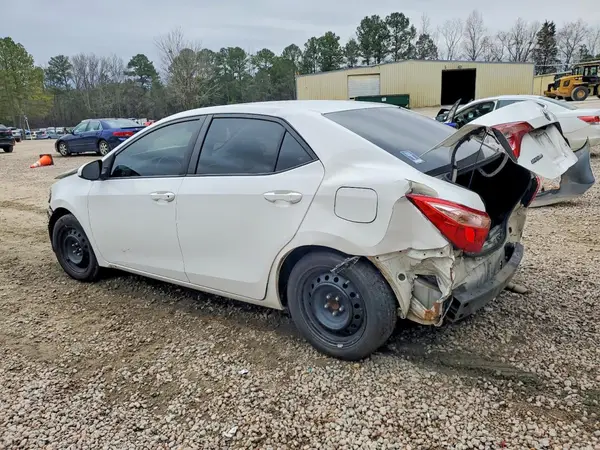5YFBURHEXJP784745 2018 TOYOTA COROLLA - Image 2