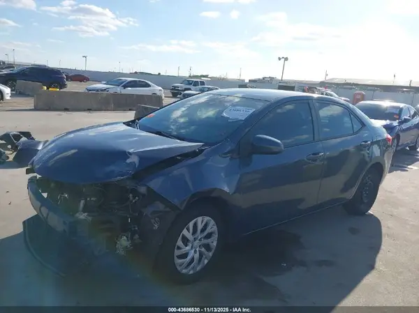 5YFBURHEXJP789167 2018 TOYOTA COROLLA - Image 2