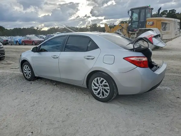 5YFBURHEXJP802757 2018 TOYOTA COROLLA - Image 2