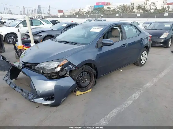 5YFBURHEXJP809725 2018 TOYOTA COROLLA - Image 2