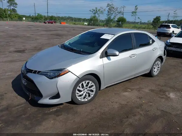 5YFBURHEXJP810003 2018 TOYOTA COROLLA - Image 2