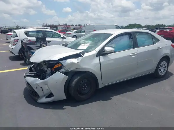 5YFBURHEXJP811345 2018 TOYOTA COROLLA - Image 2