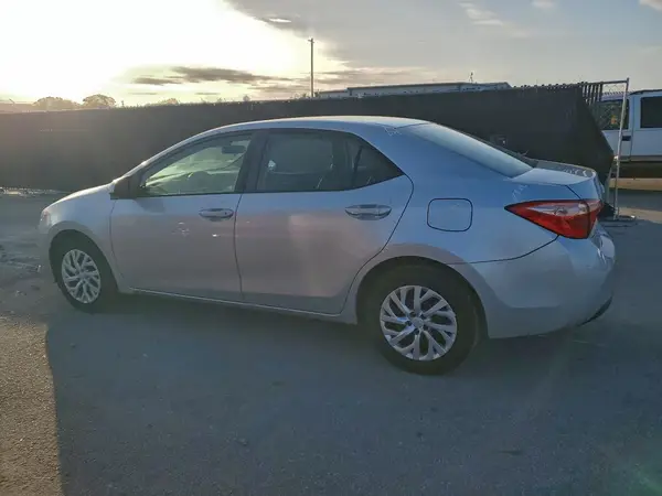 5YFBURHEXJP811832 2018 TOYOTA COROLLA - Image 2