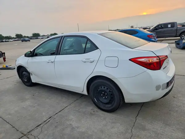 5YFBURHEXJP813502 2018 TOYOTA COROLLA - Image 2