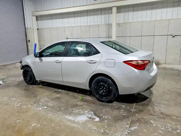 5YFBURHEXJP813774 2018 TOYOTA COROLLA - Image 2