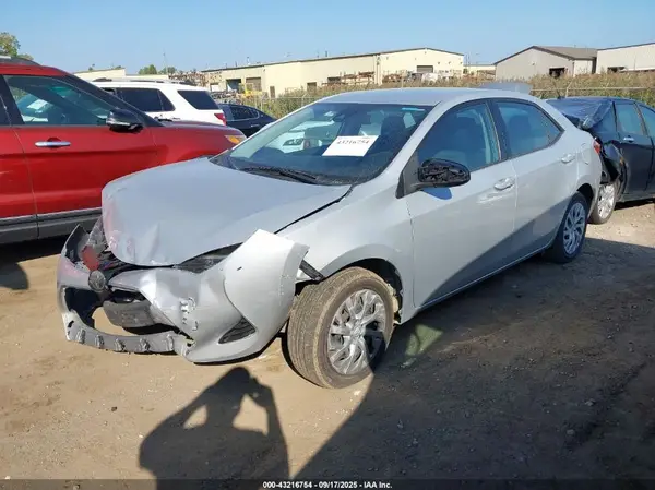 5YFBURHEXJP814794 2018 TOYOTA COROLLA - Image 2