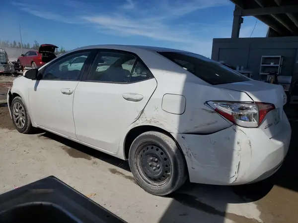 5YFBURHEXJP815783 2018 TOYOTA COROLLA - Image 2