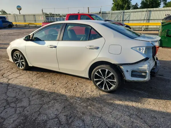 5YFBURHEXJP821373 2018 TOYOTA COROLLA - Image 2
