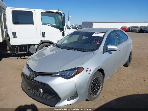 5YFBURHEXJP823978 2018 TOYOTA COROLLA - Image 2