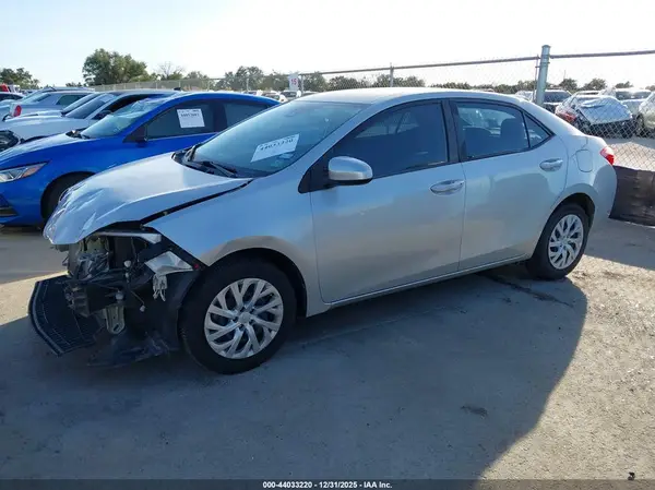 5YFBURHEXJP828064 2018 TOYOTA COROLLA - Image 2