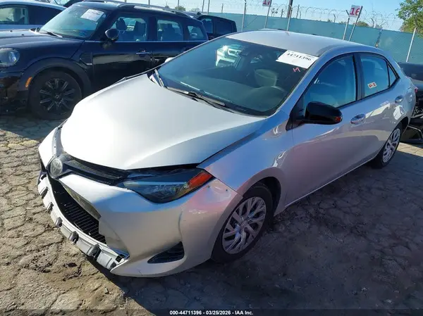 5YFBURHEXJP832728 2018 TOYOTA COROLLA - Image 2