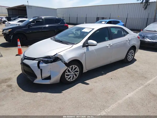 5YFBURHEXJP833961 2018 TOYOTA COROLLA - Image 2