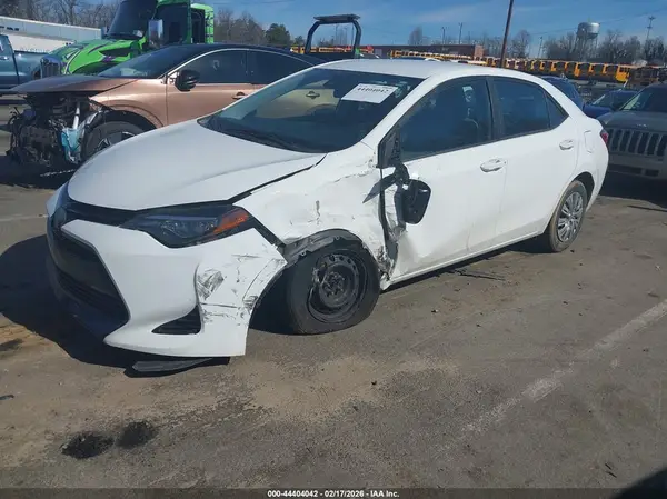 5YFBURHEXJP835077 2018 TOYOTA COROLLA - Image 2