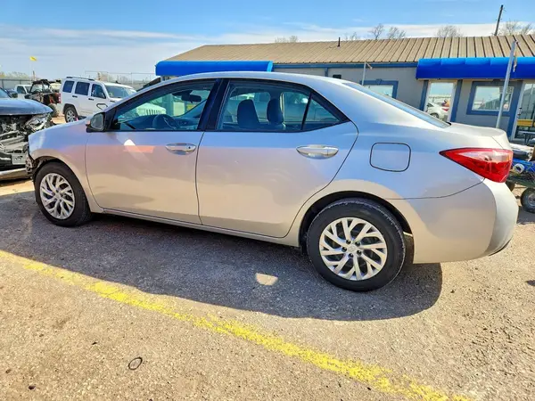 5YFBURHEXJP835144 2018 TOYOTA COROLLA - Image 2