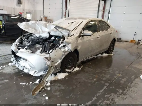 5YFBURHEXJP837413 2018 TOYOTA COROLLA - Image 2