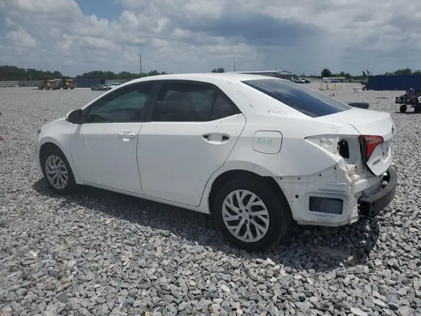 5YFBURHEXJP840411 2018 TOYOTA COROLLA - Image 2