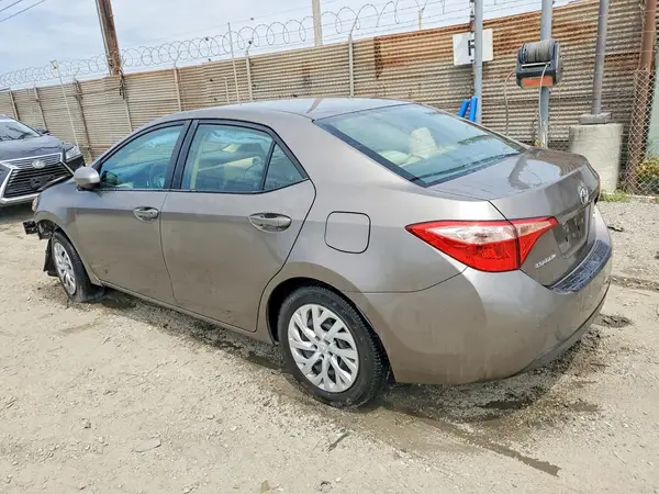 5YFBURHEXJP842434 2018 TOYOTA COROLLA - Image 2