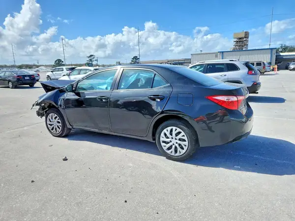 5YFBURHEXJP843387 2018 TOYOTA COROLLA - Image 2