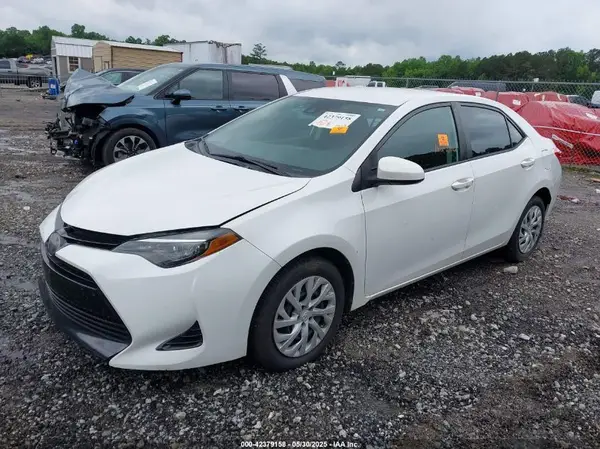 5YFBURHEXJP850856 2018 TOYOTA COROLLA - Image 2