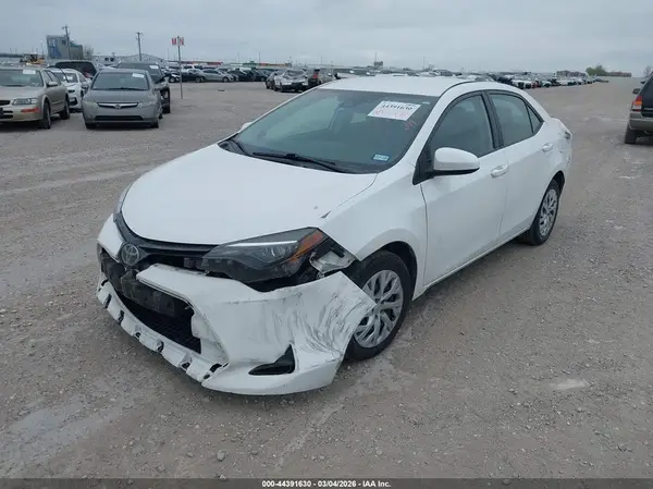 5YFBURHEXJP851666 2018 TOYOTA COROLLA - Image 2