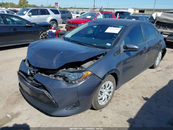 5YFBURHEXJP852350 2018 TOYOTA COROLLA - Image 2