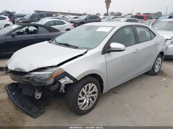 5YFBURHEXJP852753 2018 TOYOTA COROLLA - Image 2