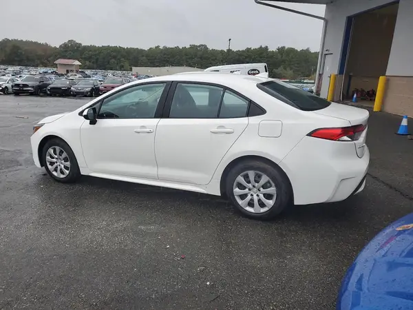 5YFEPMAE1NP327880 2022 TOYOTA COROLLA - Image 2