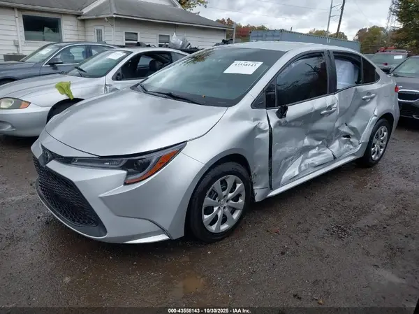 5YFEPMAE1NP332013 2022 TOYOTA COROLLA - Image 2