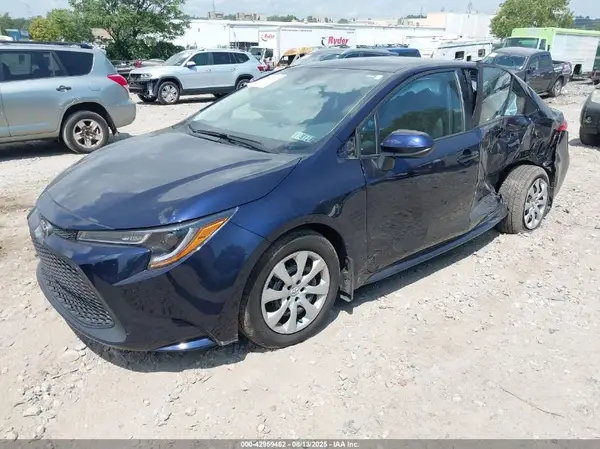 5YFEPMAE1NP336983 2022 TOYOTA COROLLA - Image 2