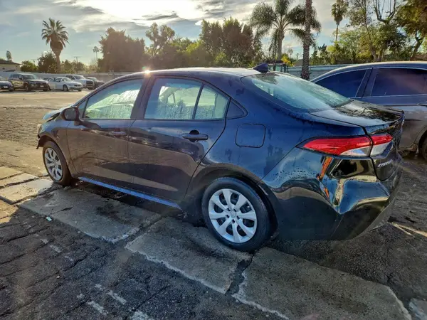 5YFEPMAE2NP273585 2022 TOYOTA COROLLA - Image 2