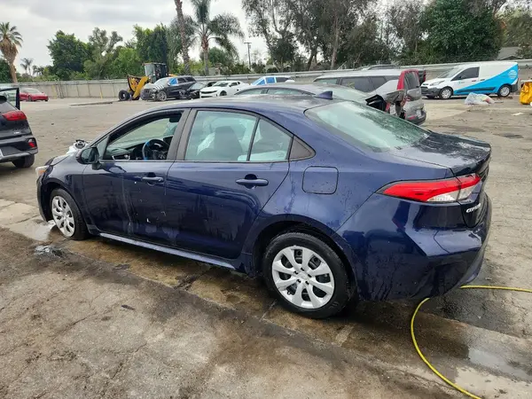 5YFEPMAE2NP288085 2022 TOYOTA COROLLA - Image 2