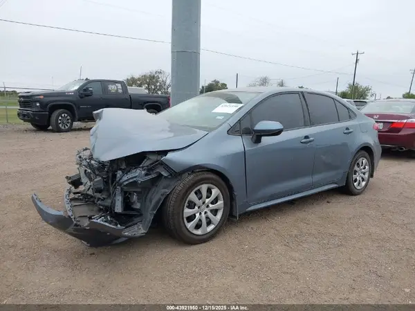 5YFEPMAE2NP319075 2022 TOYOTA COROLLA - Image 2