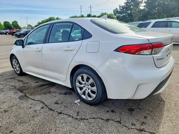 5YFEPMAE2NP358801 2022 TOYOTA COROLLA - Image 2