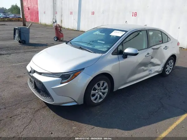 5YFEPMAE4NP277864 2022 TOYOTA COROLLA - Image 2