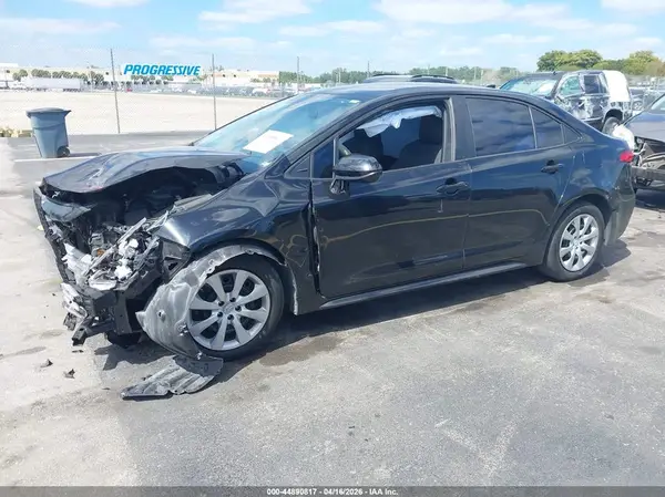 5YFEPMAE6MP256285 2021 TOYOTA COROLLA - Image 2