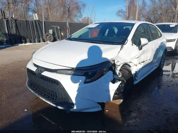 5YFEPMAE6NP277994 2022 TOYOTA COROLLA - Image 2