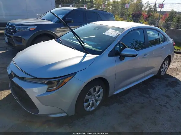 5YFEPMAE7NP347065 2022 TOYOTA COROLLA - Image 2