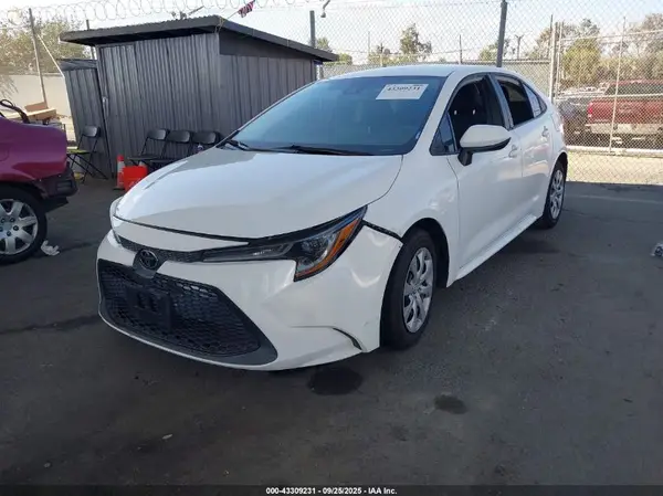 5YFEPMAE8MP207217 2021 TOYOTA COROLLA - Image 2