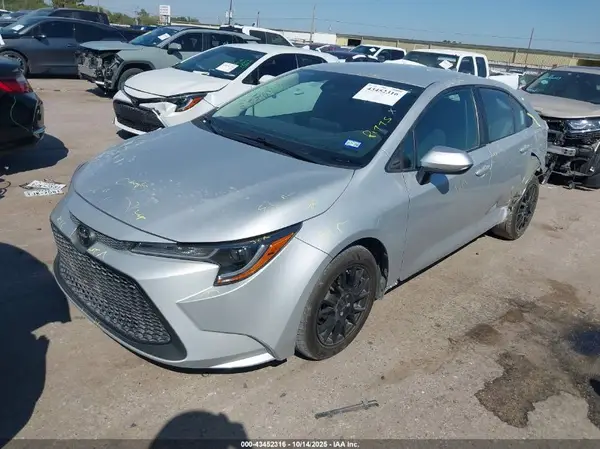5YFEPMAE8NP352730 2022 TOYOTA COROLLA - Image 2