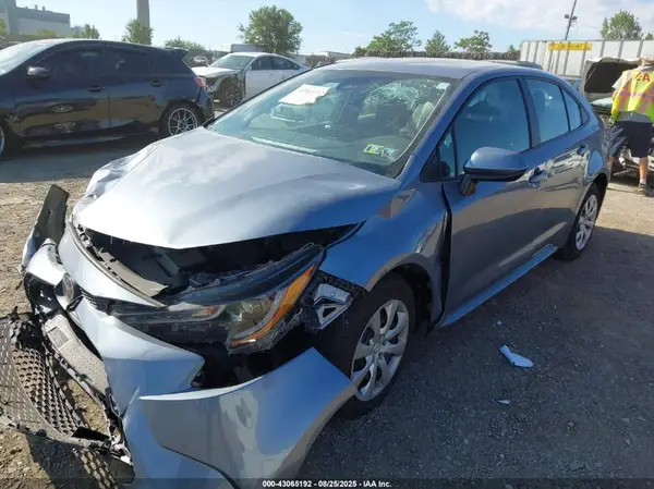 5YFEPMAE8NP388157 2022 TOYOTA COROLLA - Image 2