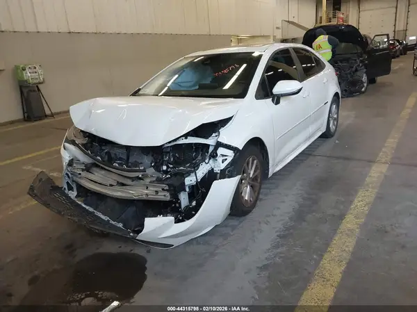 5YFHPMAE3NP299397 2022 TOYOTA COROLLA - Image 2