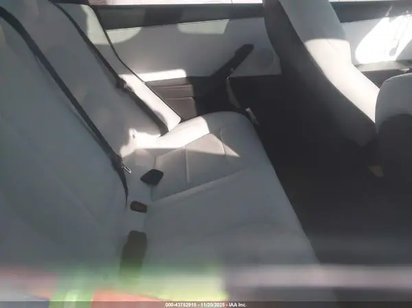 5YJ3E1EA0SF882233 2025 TESLA MODEL 3 - Image 8
