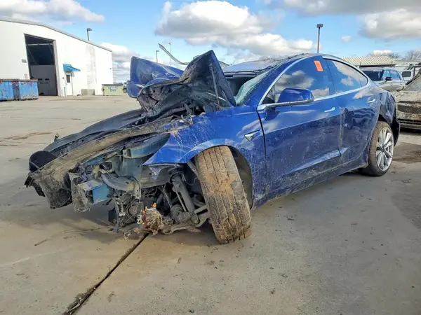 5YJ3E1EA1JF040256 2018 TESLA MODEL 3 - Image 1
