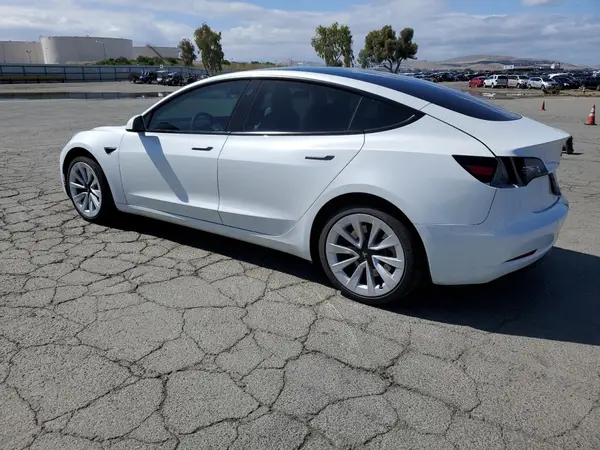 5YJ3E1EA1NF373904 2022 TESLA MODEL 3 - Image 2
