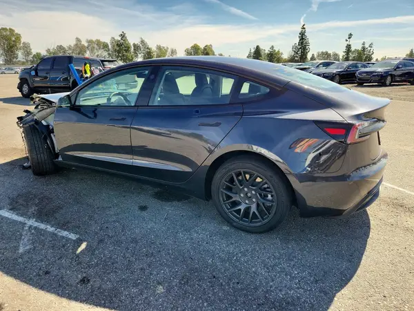 5YJ3E1EA1SF020493 2025 TESLA MODEL 3 - Image 2